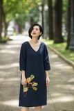  Đầm linen Xanh Navy thêu thủ công lá bàng 