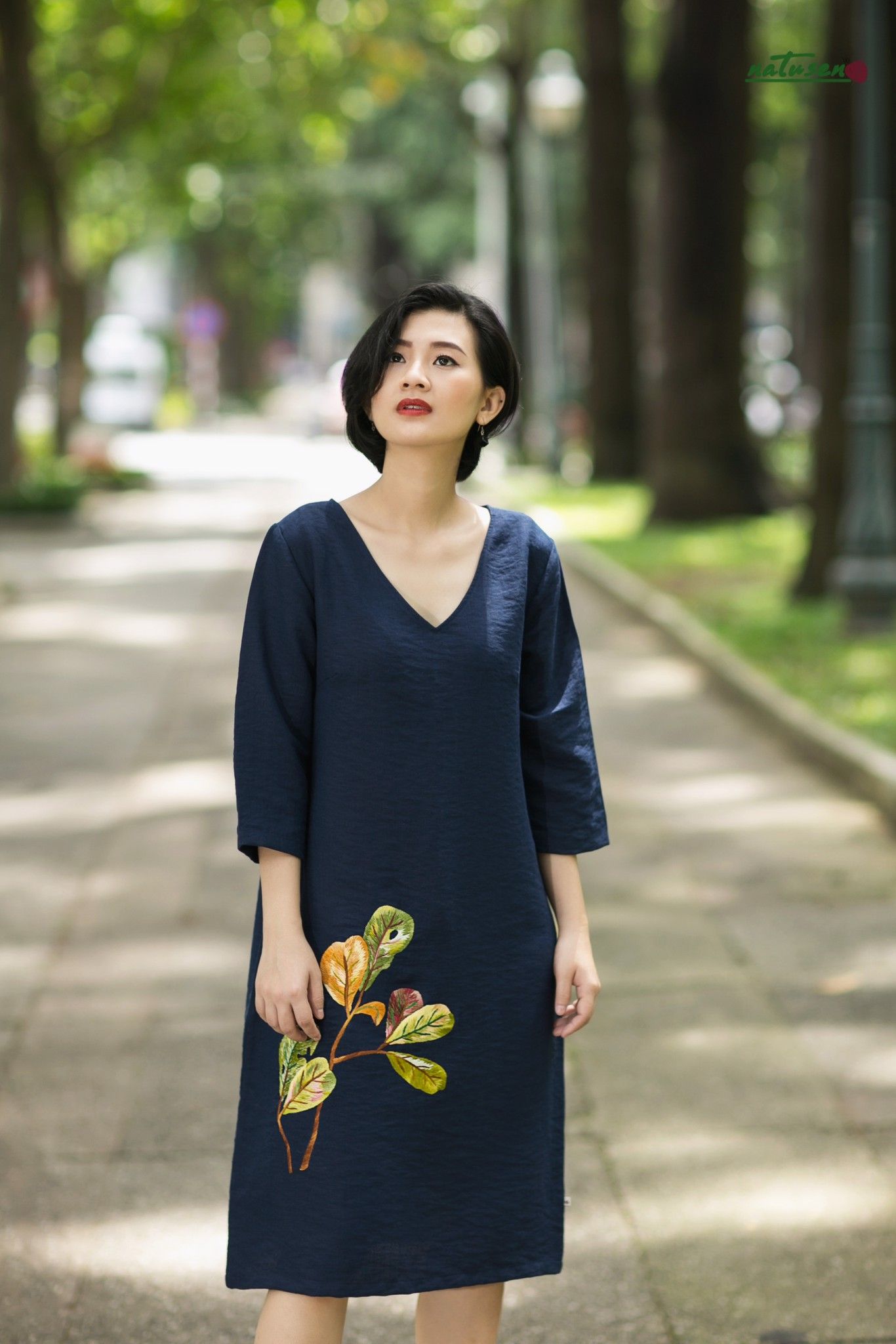  Đầm linen Xanh Navy thêu thủ công lá bàng 