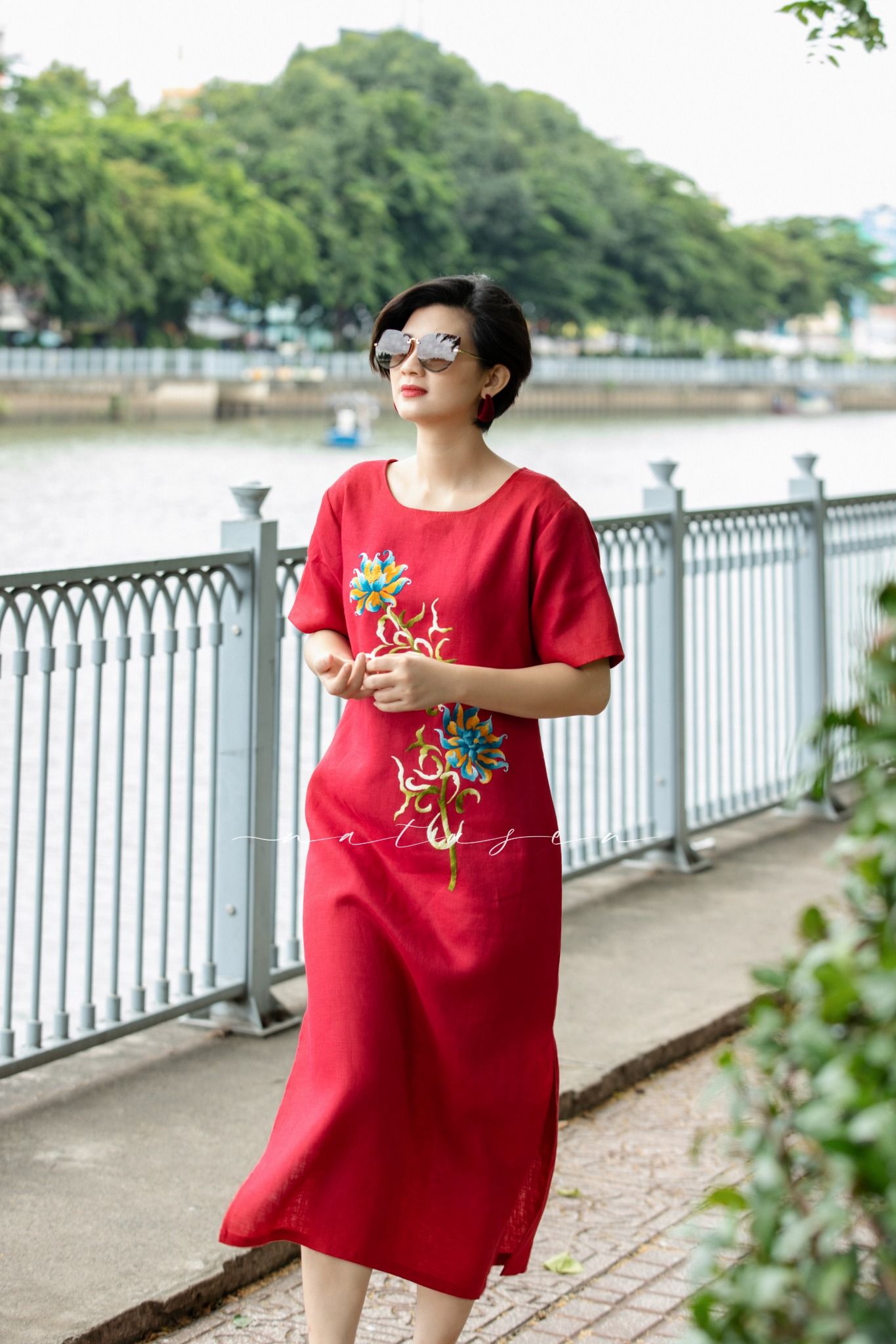  Đầm Moon Mandarin Đỏ Tết thêu tay Sen Hiên Nhiên 