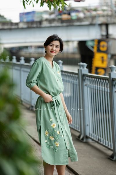  Đầm xanh mint linen thêu tay cúc magarite 