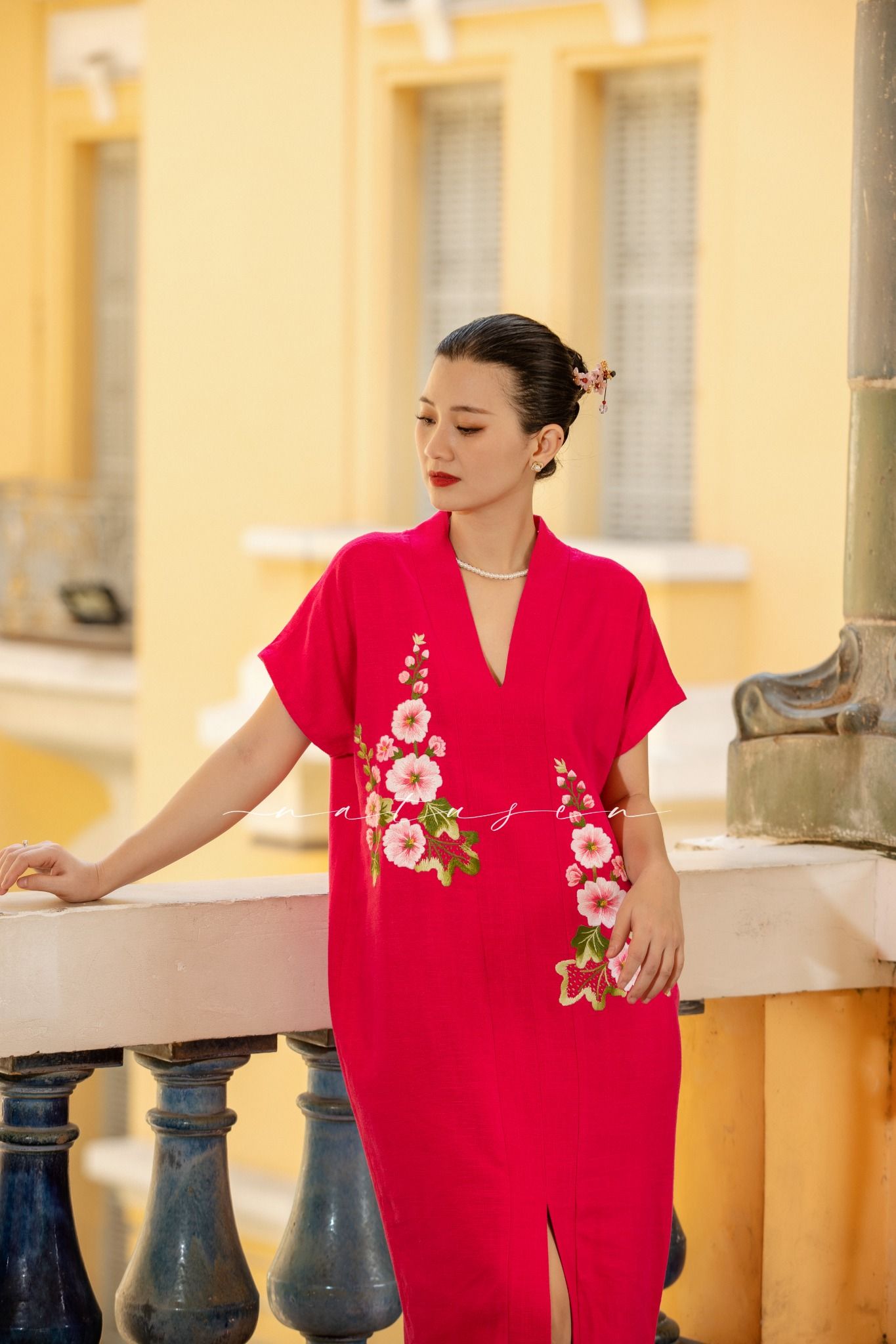  Đầm Yuna Kimono linen thêu tay Mãn Đình Hồng 
