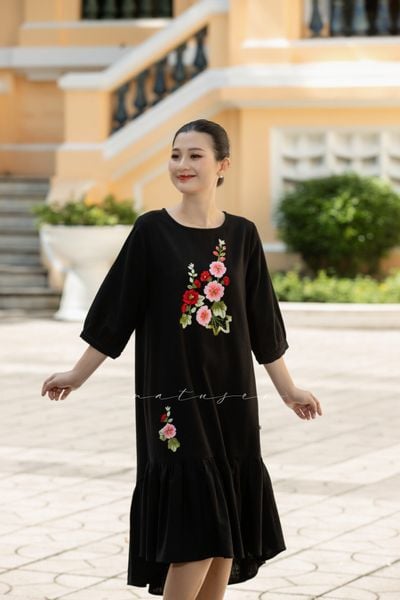  Đầm Melysa Đen linen thêu tay Mãn Đình Hồng 