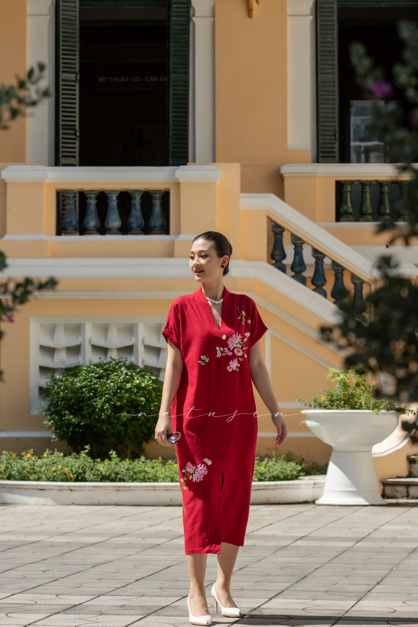  Đầm Yuna Kimono Đỏ thêu tay Cúc Viên Mỹ 