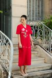  Đầm Quincy đỏ tết linen thêu tay Cúc Đại 