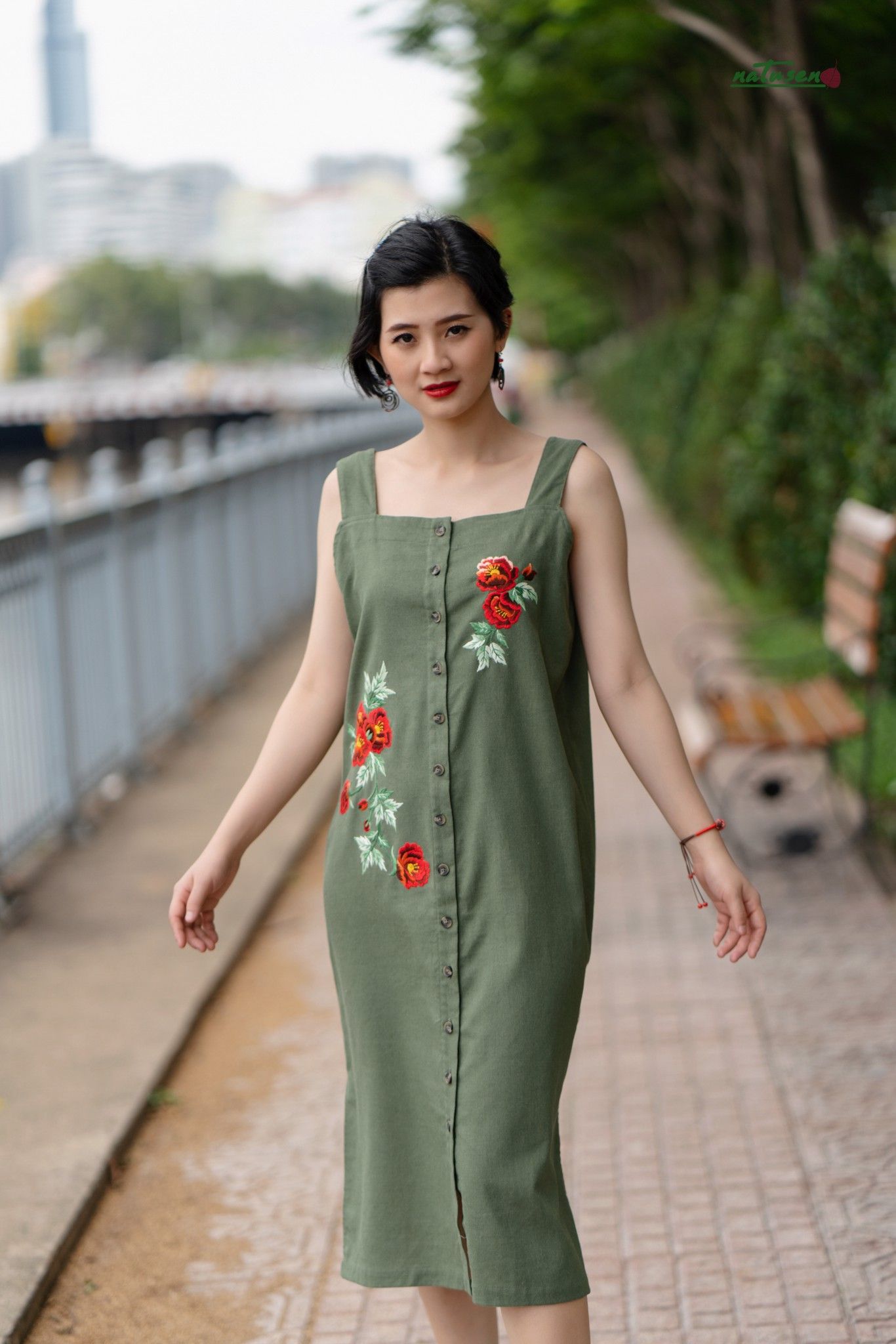  Đầm linen dây thêu tay Hồng Florentina Rêu Xanh 