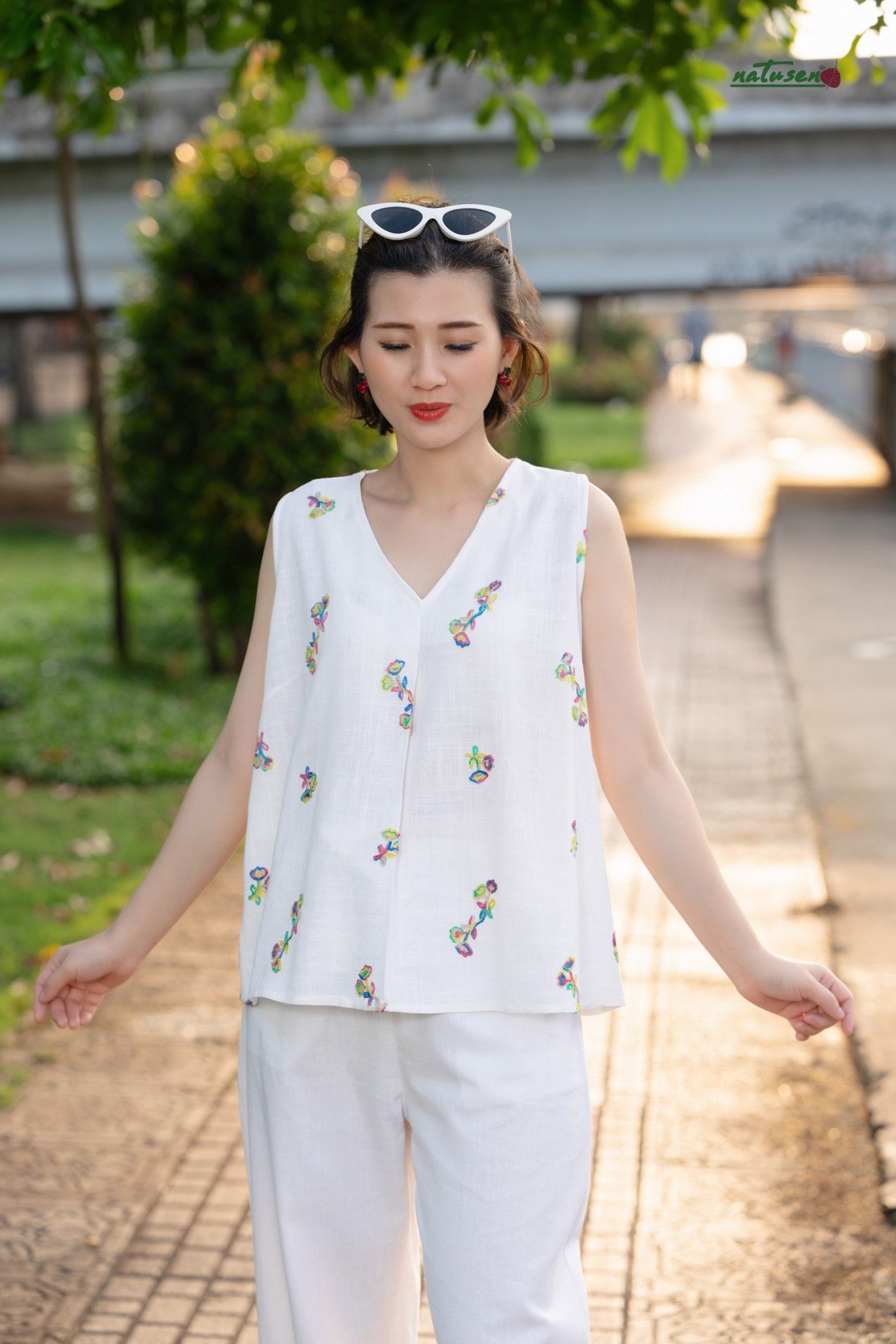  Áo linen trắng Ren thêu cổ tim 