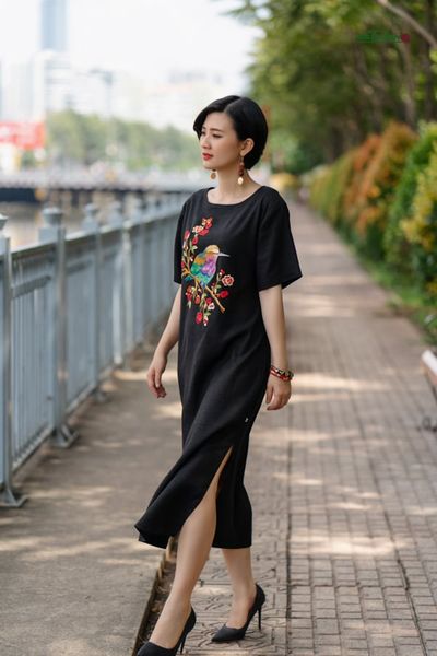  Đầm Moon đen linen thêu thủ công Sẻ Hoa Hồng Tết 