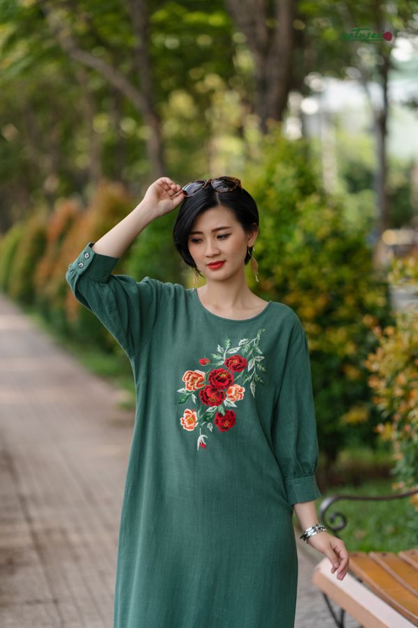  Đầm Sara xanh ve linen bamboo thêu tay Hồng Florenina 