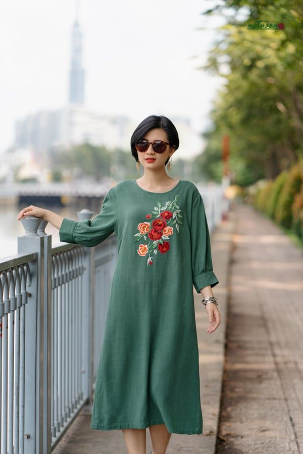  Đầm Sara xanh ve linen bamboo thêu tay Hồng Florenina 