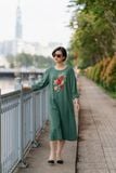  Đầm Sara xanh ve linen bamboo thêu tay Hồng Florenina 