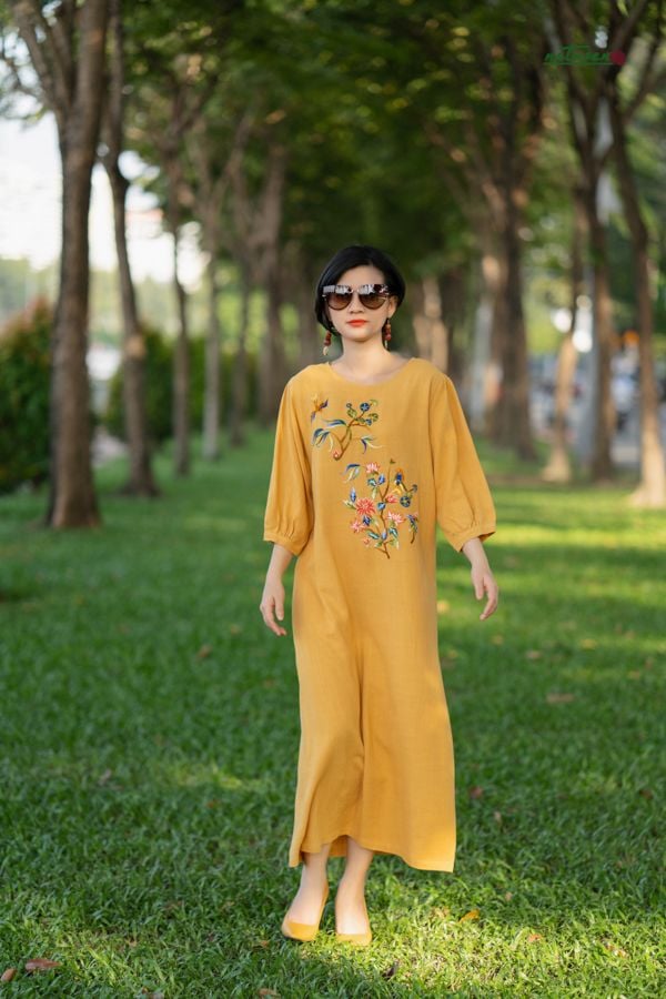  Đầm Sara vàng mustard linen bamboo thêu tay Tâm Giao 