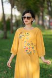  Đầm Sara vàng mustard linen bamboo thêu tay Tâm Giao 