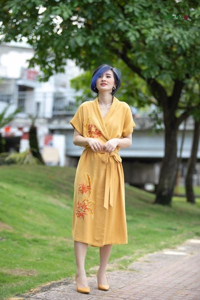  Đầm thêu tay Cúc Quỳnh vàng mustard WarpDress 