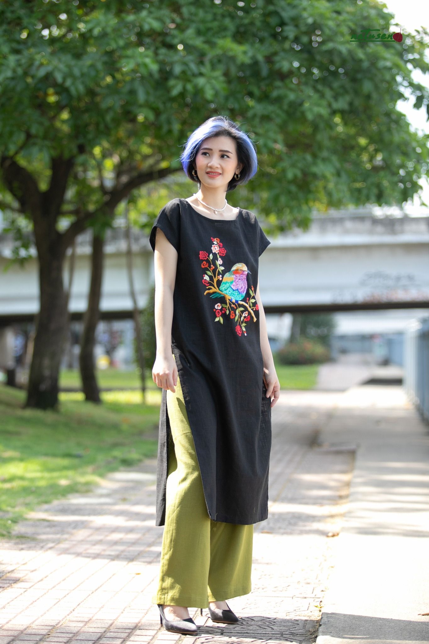  Tunic đen thêu tay Sả Hoa Hồng 