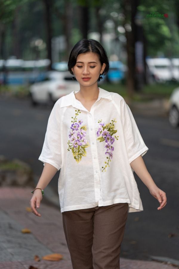  Áo thêu thủ công hoa Bằng Lăng chemise linen trắng kem 