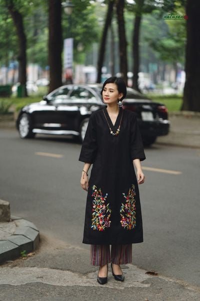  Đầm tunic Quincy Đen thêu tay Đông Hồ Thu Bình 