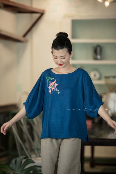  Áo linen xanh bíc thêu tay hoa Phượng Điệp 