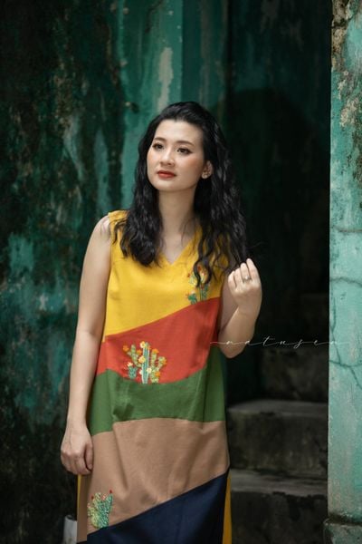  Đầm colorblock linen phối màu SAFARI thêu tay Xương Rồng Mini cổ tim 