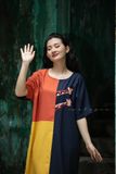  Đầm phối màu ColorBlock Safari thêu tay Hươu Đôi tay liền 
