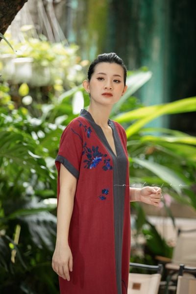  Đầm Yuna đỏ mận cổ xám thêu tay Cúc Viên Mỹ 