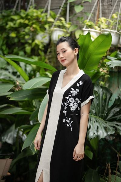  Đầm Yuna đen cổ be thêu tay Cúc Viên Mỹ 