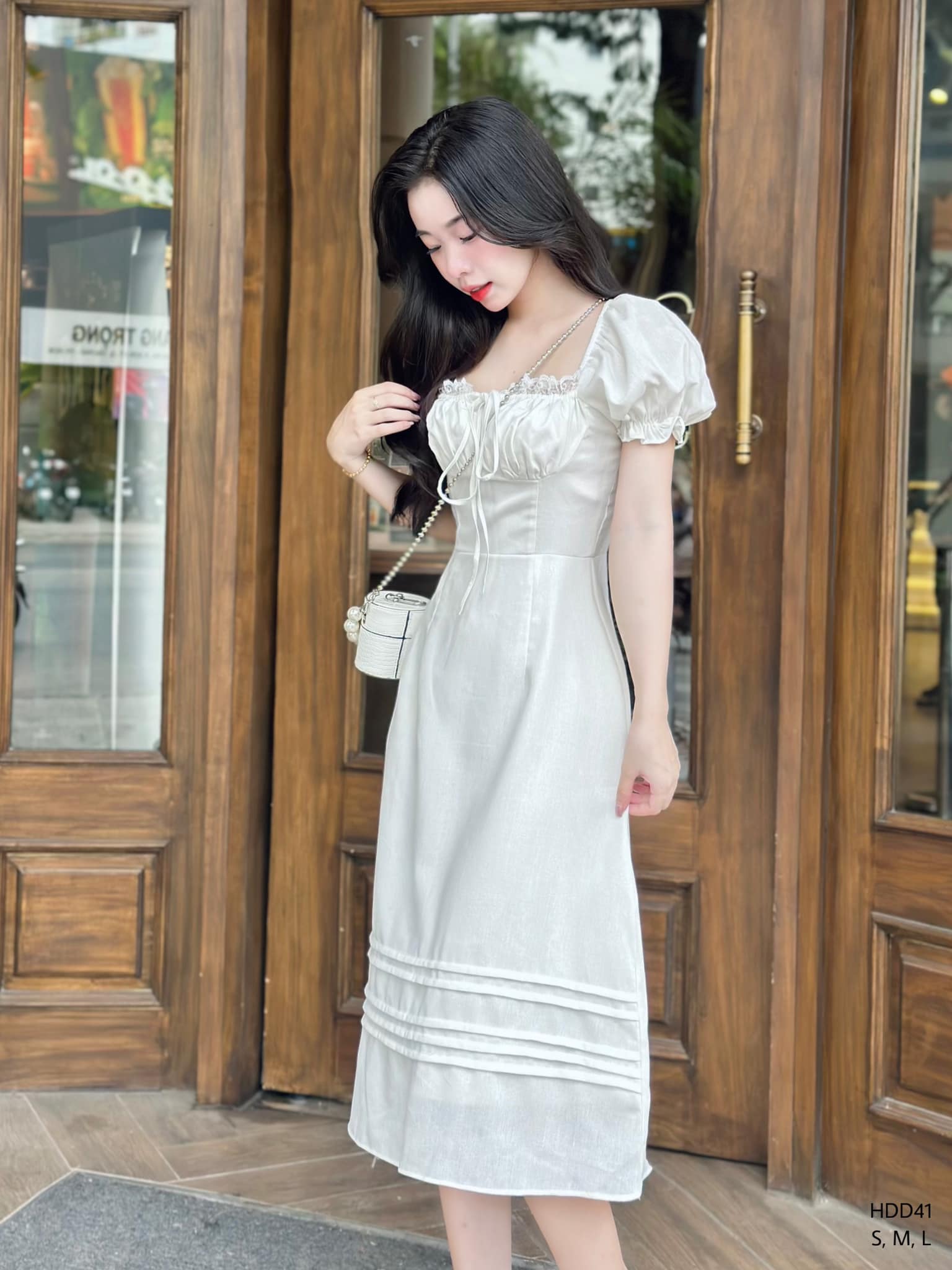 Đầm xòe dài linen cổ vuông viền ren