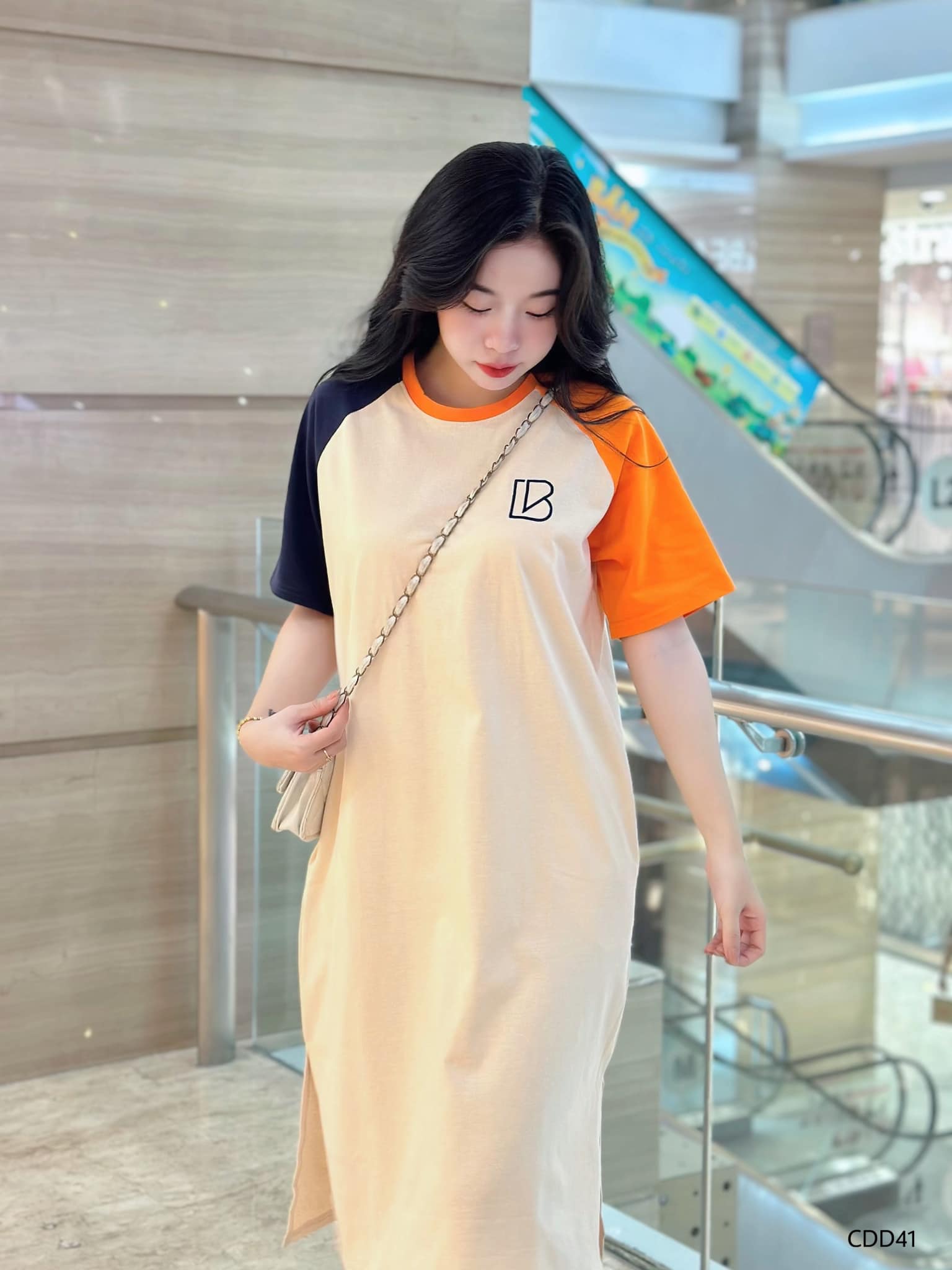 Đầm cotton khô cổ tròn thêu CB