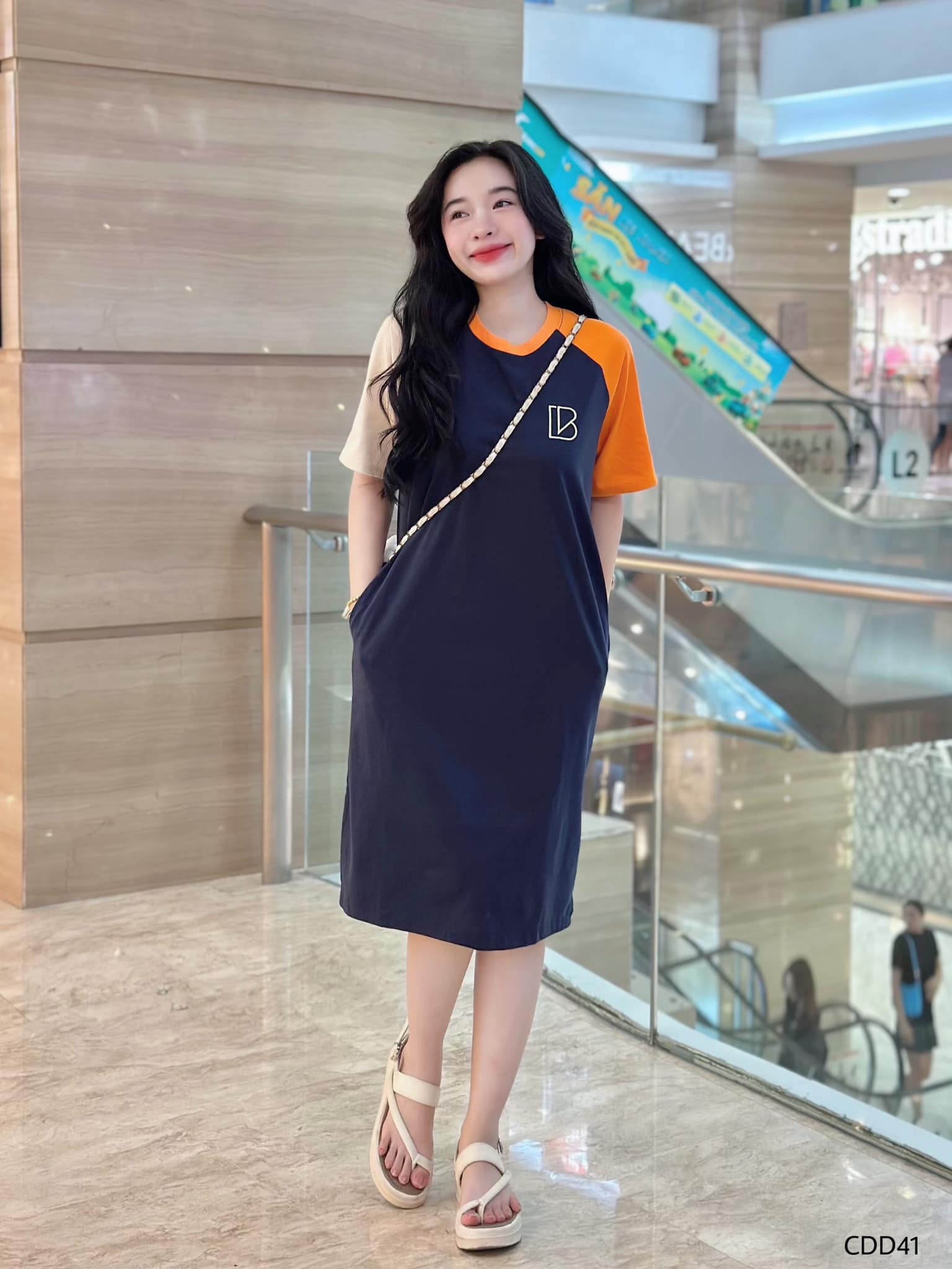 Đầm cotton khô cổ tròn thêu CB