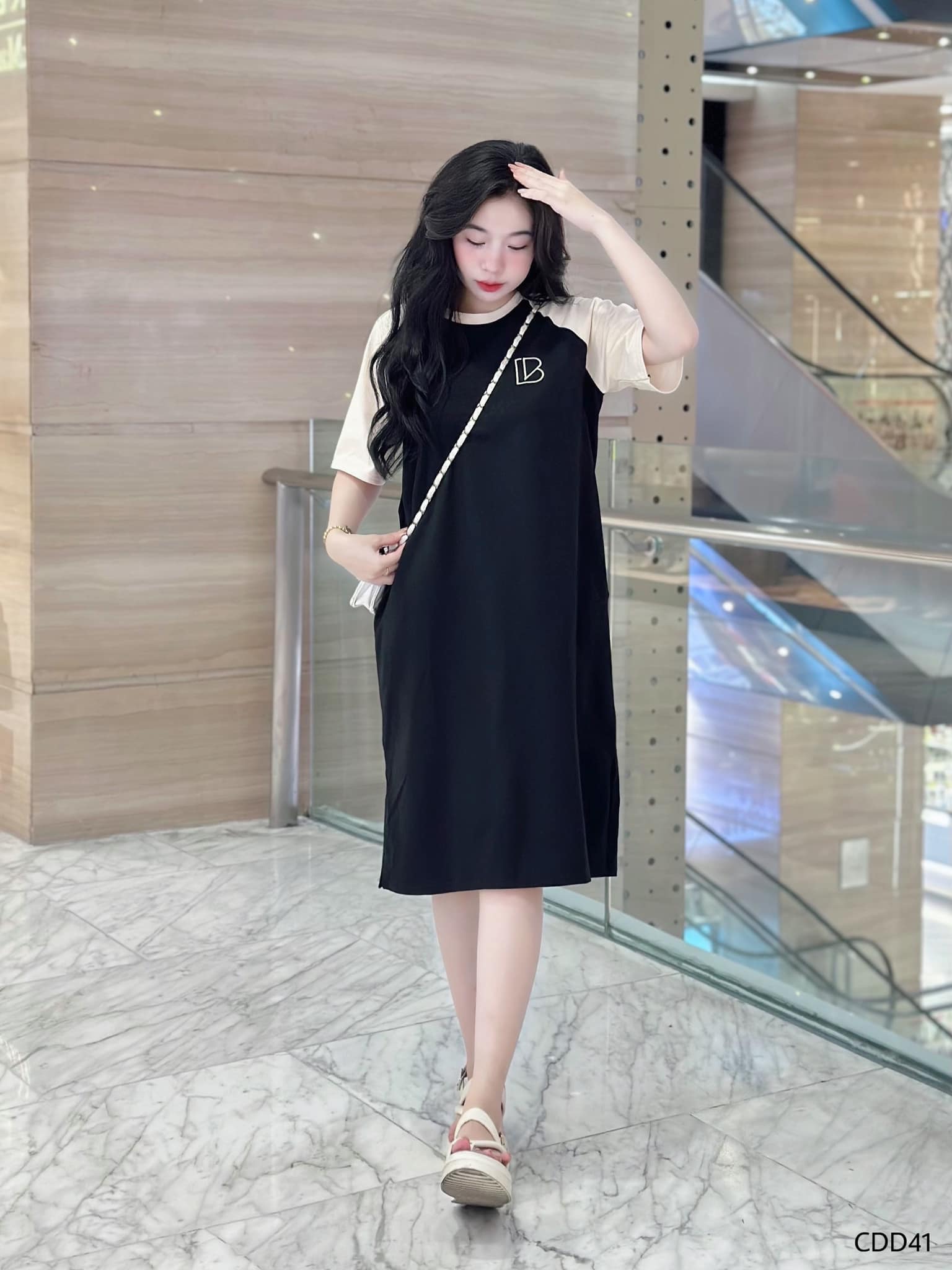 Đầm cotton khô cổ tròn thêu CB