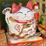  Tượng mèo thần tài bằng sứ cầm búp bê Daruma (19x17x20cm) 