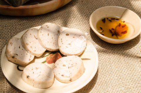 CHẢ LỤA HEO QUÊ BÌNH ĐỊNH (GÓI LÁ CHUỐI TRỰC TIẾP)