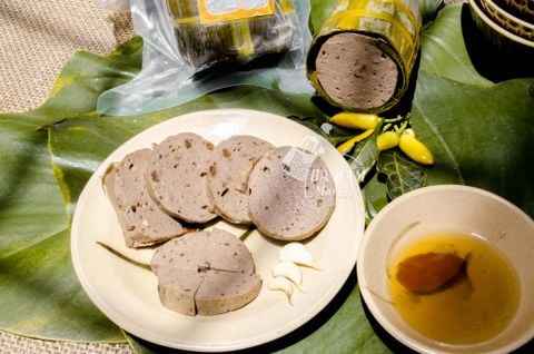 CHẢ BÒ CỎ ĐẶC SẢN BÌNH ĐỊNH (GÓI LÁ CHUỐI TRỰC TIẾP)
