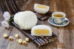 Bánh dẻo nhân sen nhuyễn hạt dưa