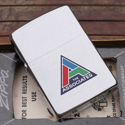 Zippo đời xưa 1962 chủ đề The Associates 4 chấm tròn