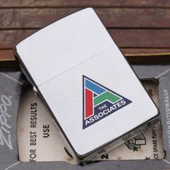 Zippo đời xưa 1962 chủ đề The Associates 4 chấm tròn