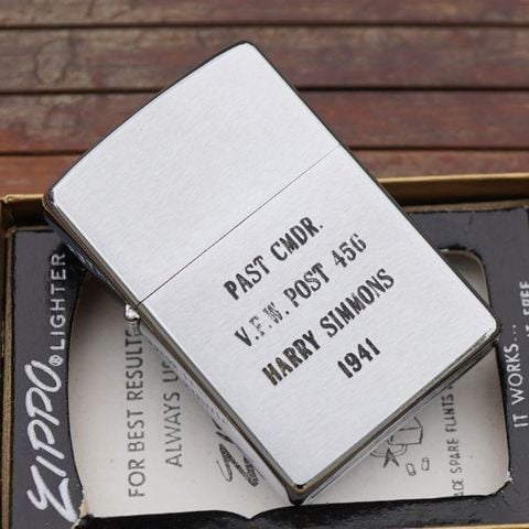 Hộp quẹt Zippo cổ xưa 1973 chủ đề Harry Simmons 1941 New Full Box