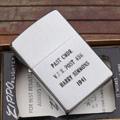 Hộp quẹt Zippo cổ xưa 1973 chủ đề Harry Simmons 1941 New Full Box