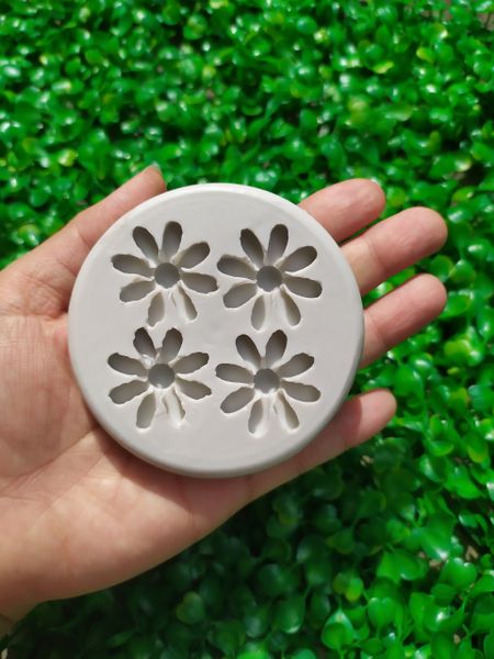 Khuôn silicon làm rau câu 4 hoa cúc tám cánh 2,8cm ( SM1608 )
