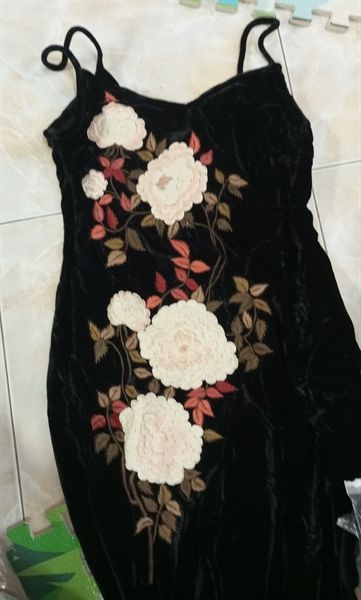  Váy nhung 2 dây thêu cành hoa 