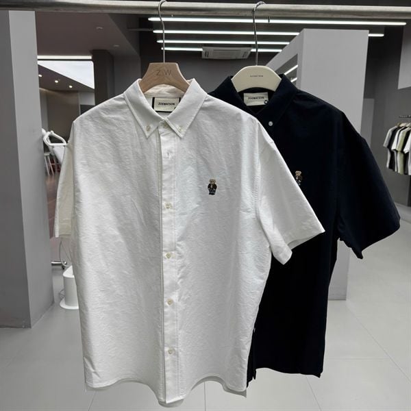  [ẢNH THẬT] Sơ Mi Ngắn Tay Nam Nữ Trơn Thêu Gấu 2620 