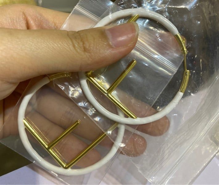  KT F tròn trắng chữ F vàng 