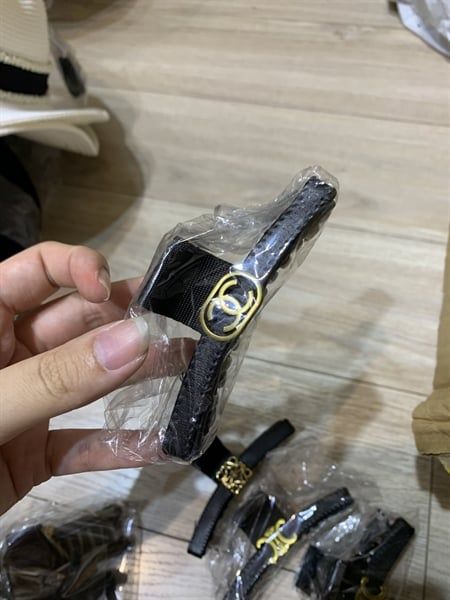  Kẹp tóc Chanel đen 