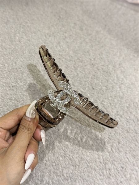  Kẹp C nâu chữ đá bạc 