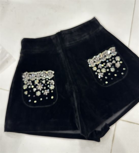  Quần sooc nhung túi đính hoa đá 