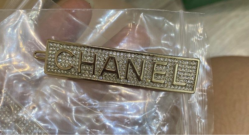  Kẹp C đá chữ chanel 