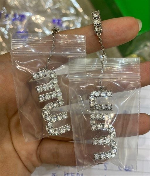  KT Miumiu logo đá dài 