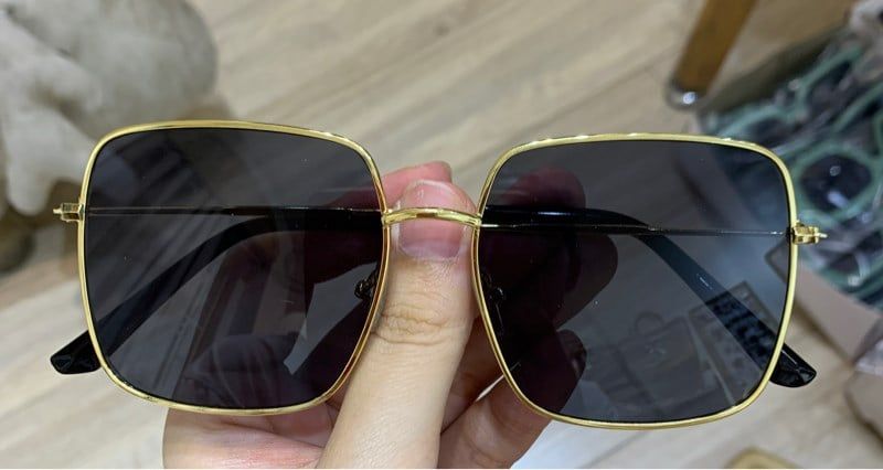  Kính râm mắt cn gọng vàng 