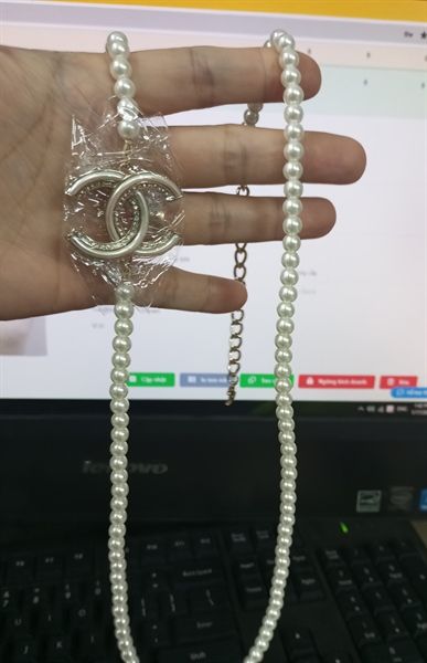  VC C chuỗi ngọc dài chữ X trắng viền đá lệch 