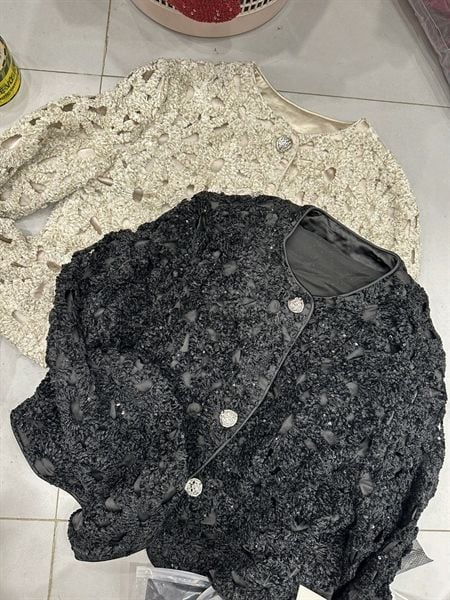  AKN len cổ tròn đan lỗ đính cườm 