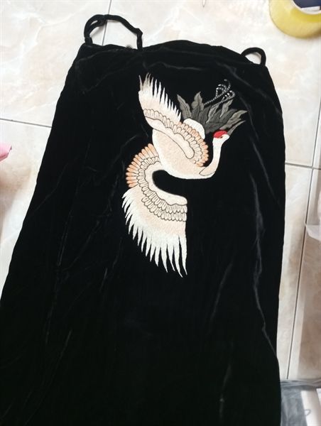  Váy nhung 2 dây thêu hạc đuôi ghi 